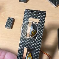 IMG_5759 Hier nun der fertige Servorahmen. Die Ausfräsungen habe ich komplett mit der Proxxon angefertigt, was einfach und präzise funktioniert hat. Als Servos kommen...