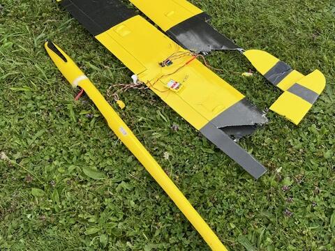 Schade! Solche Dinge passieren, aber dieses Mal war es wirklich absolut unnötig! Ein unglücklicher Zusammenstoß in der Luft – etwas, das niemand wirklich erleben möchte, aber nun ist es passiert....